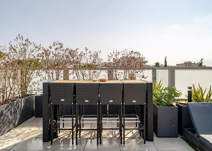 Newly Built Apartment With Pool, Walk To The Beach