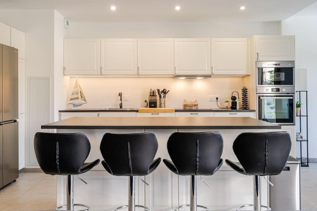 Newly Built With Pool, Walk To The Apartment