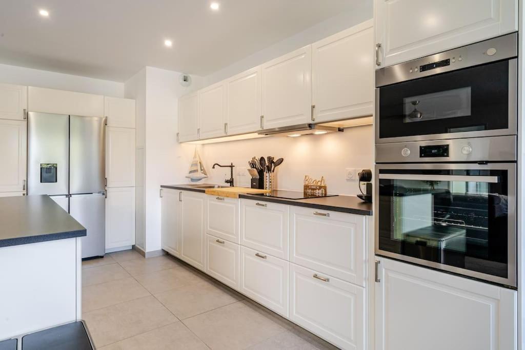 Apartment Newly Built With Pool, Walk To The Antibes