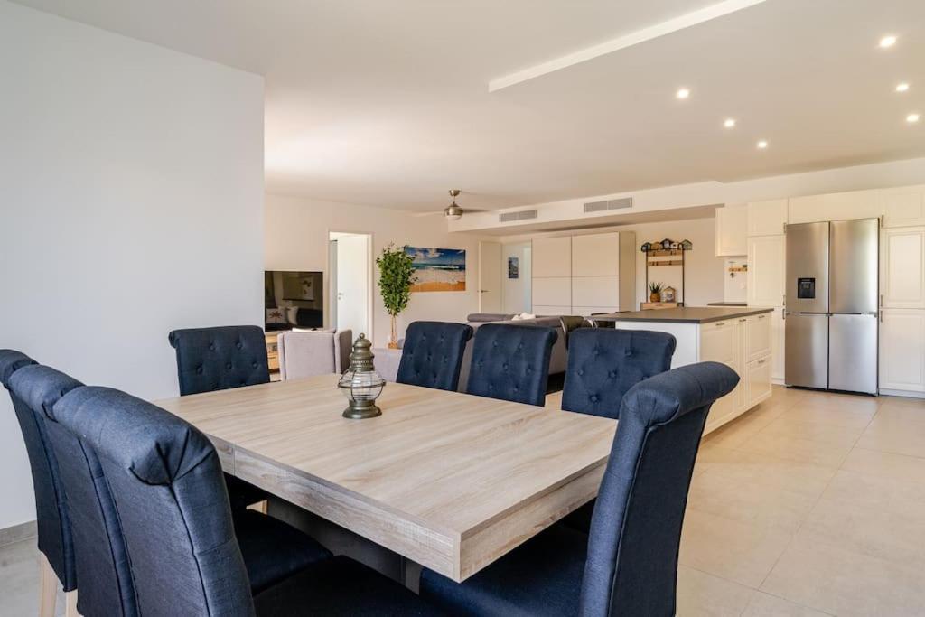 Newly Built With Pool, Walk To The Apartment