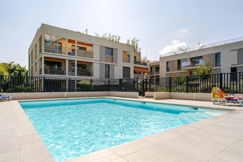 Newly Built With Pool, Walk To The * Antibes