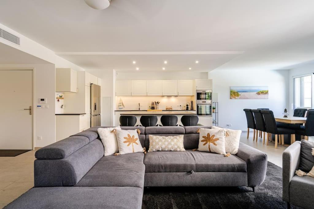 Newly Built With Pool, Walk To The
