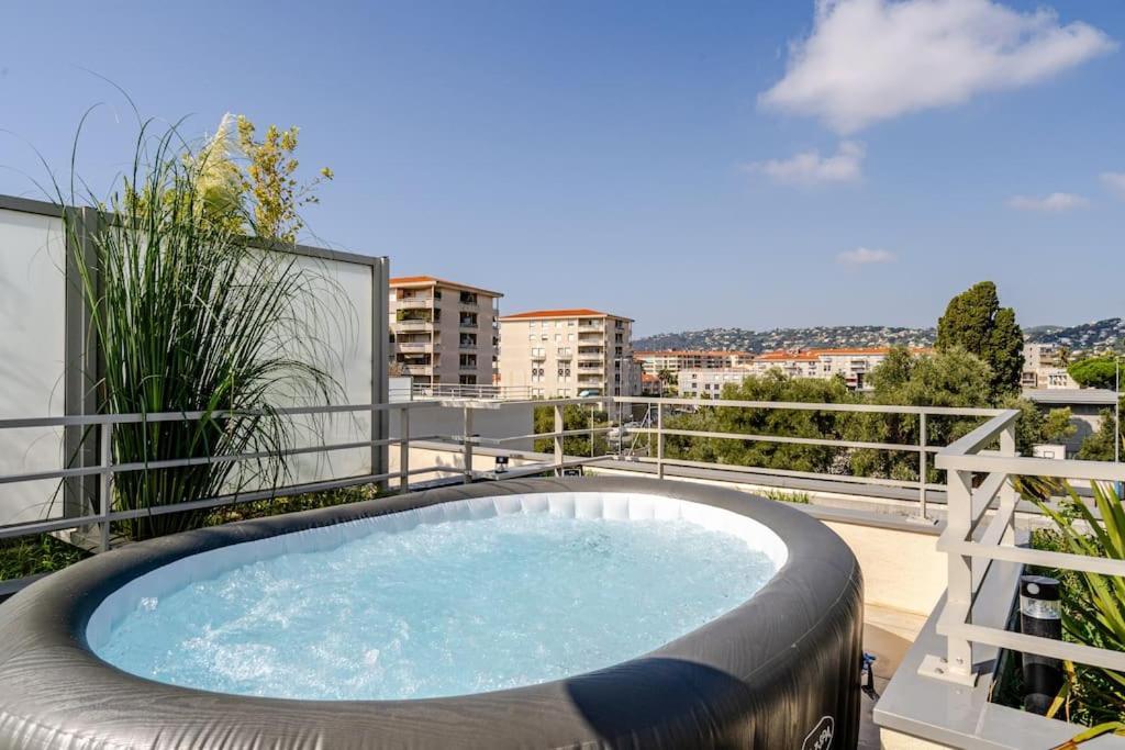 Newly Built With Pool, Walk To The Apartment *